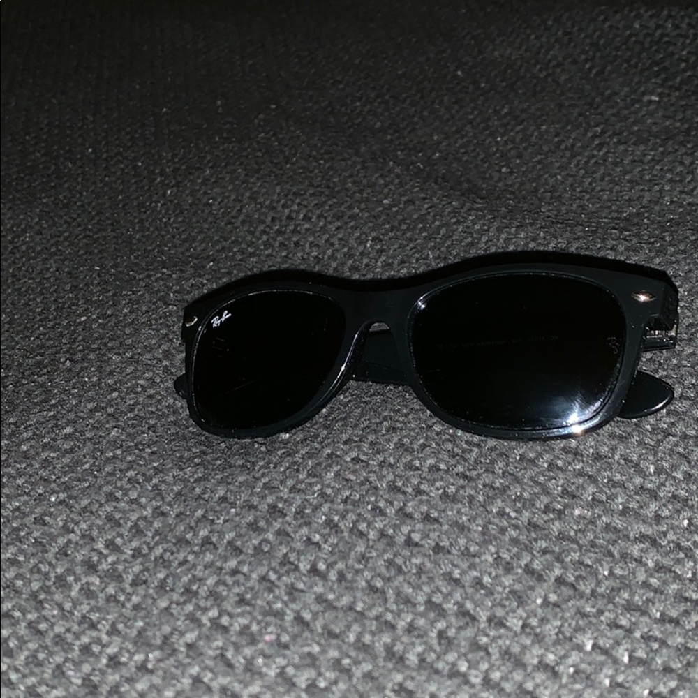 Black ray ban glasses